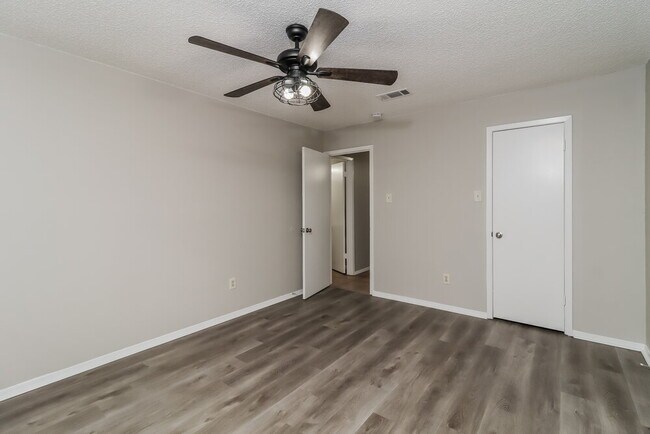 Building Photo - 6200 Kary Lynn Dr S