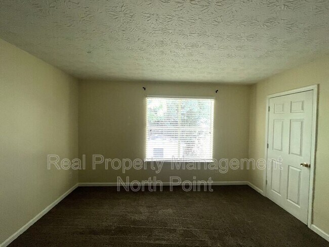Building Photo - 3004 Kenville Ln