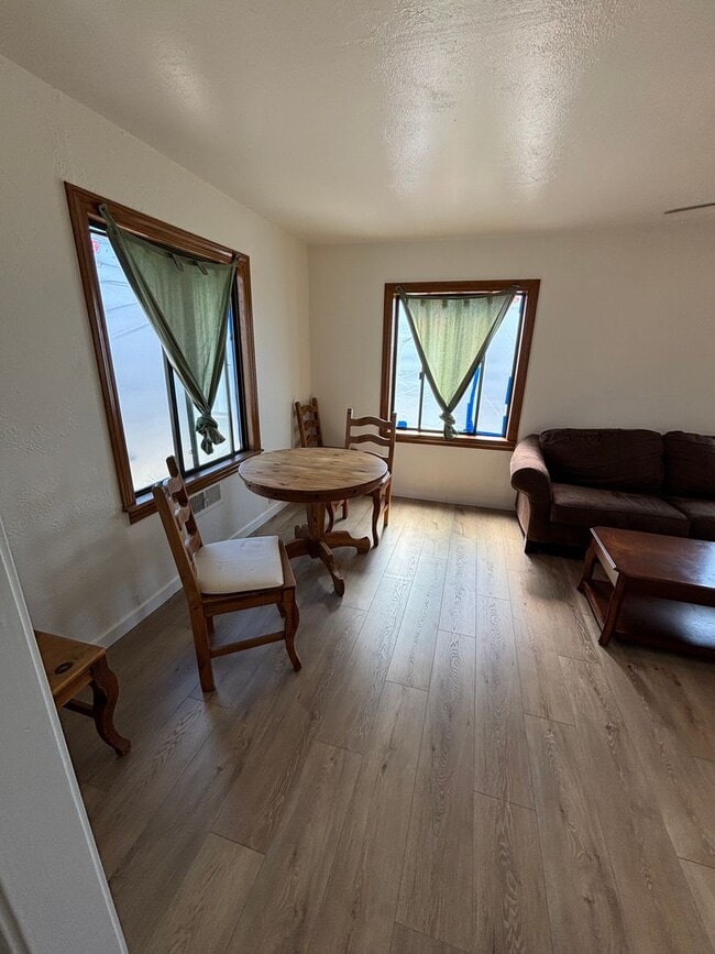 Building Photo - Furnished Spacious 1 Bedroom / 1 Bath Uppe...