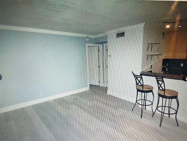 Building Photo - 811 NE 14th Pl