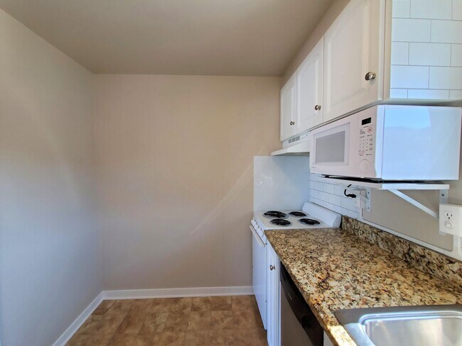 Building Photo - Adorable Second Floor Condo