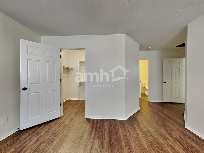 Building Photo - 13830 W Keim Dr