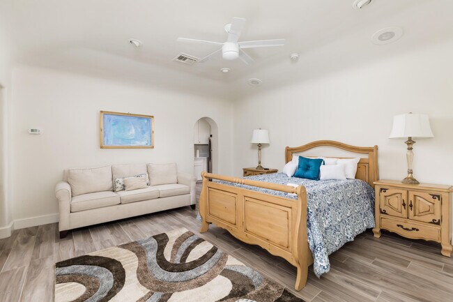 Building Photo - 7421 N Las Brisas Ln