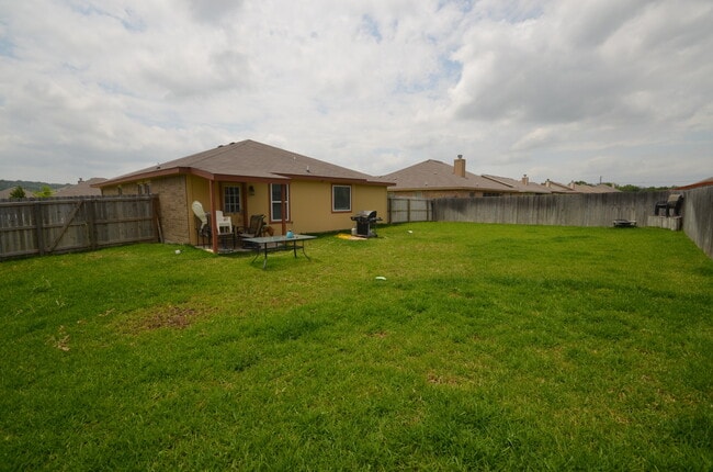 Building Photo - Gorgeous 3 bedroom 2 bath home in desired ...