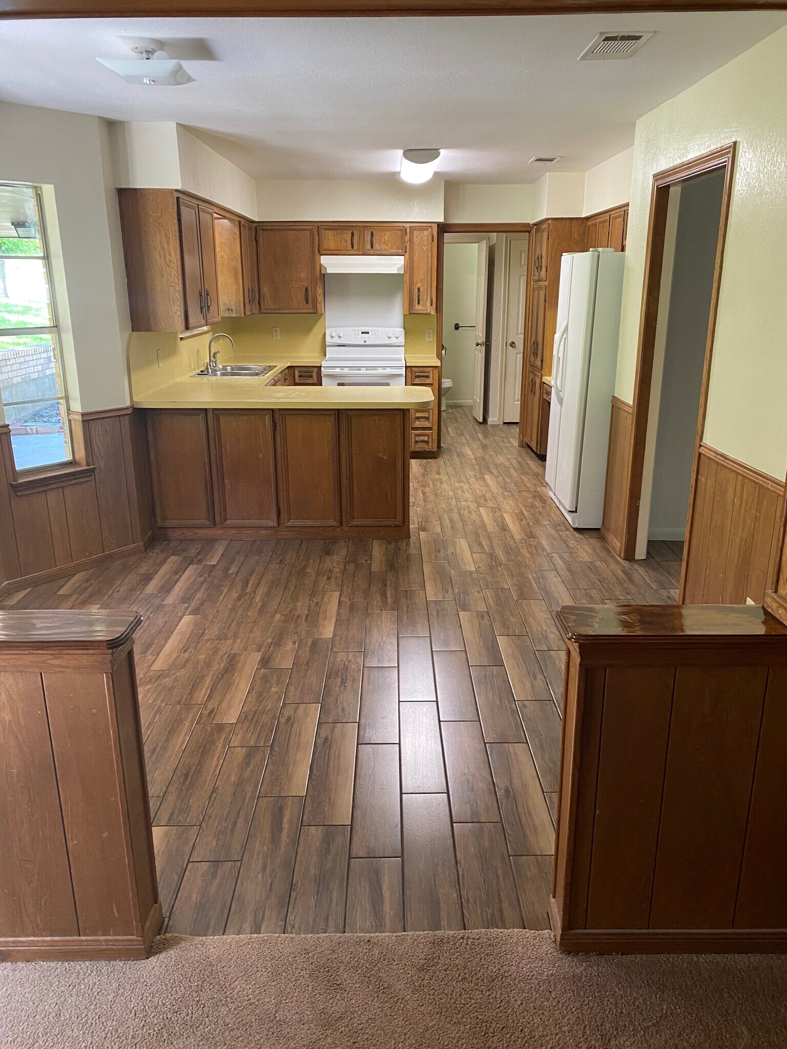 Dining room/kitchen - 827 Cliffside Dr