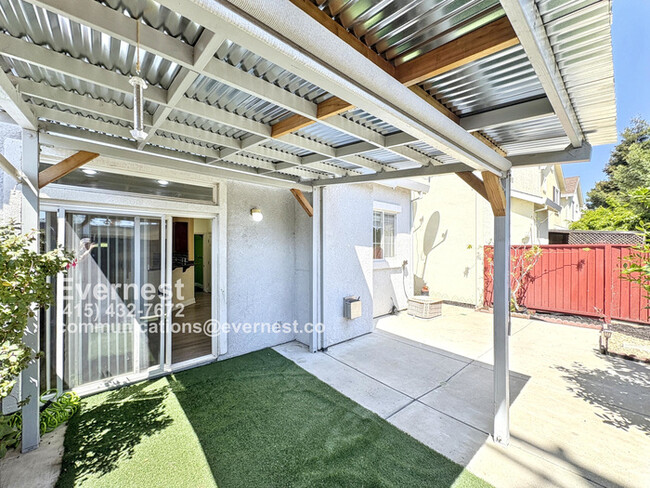 Building Photo - Gorgeous 3-Bedroom Home in a Prime Locatio...