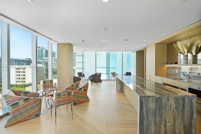 Building Photo - 700 NE 26th Terrace