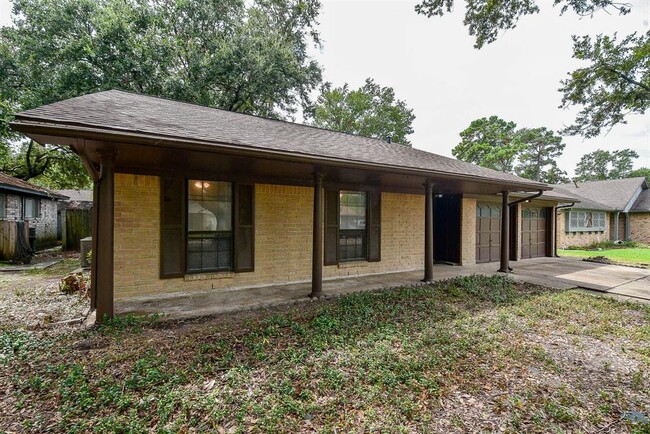 Building Photo - 16315 Hollow Wood Dr