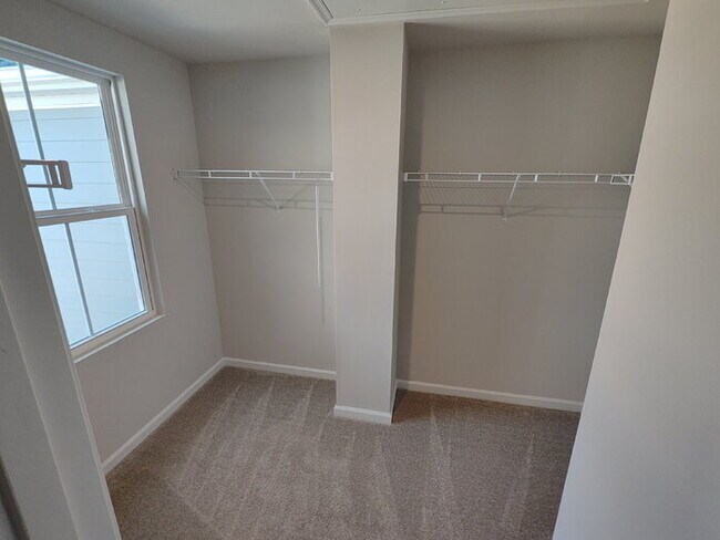 Building Photo - 104 Filly Ln