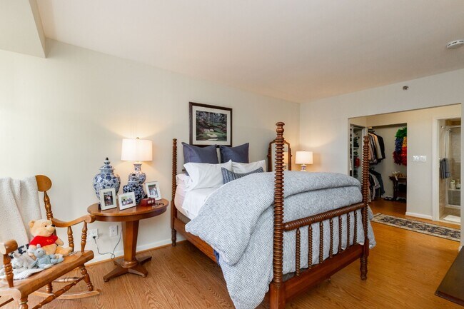 ? Spacious bedroom - 1016 S Wayne St