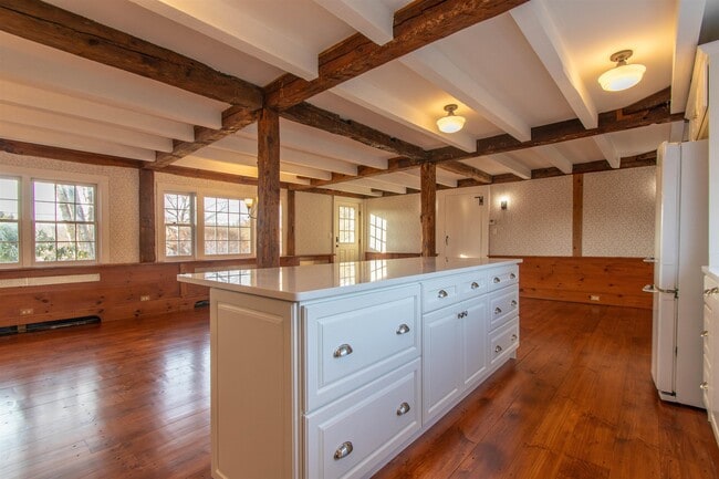 Building Photo - 267 N River Rd