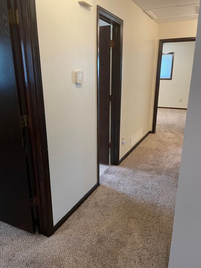Building Photo - Spacious 4 bed 1.5 Bath Ranch-Style Home i...
