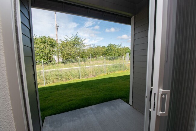 Building Photo - Wonderful 2BD Duplex in Great Washougal Lo...