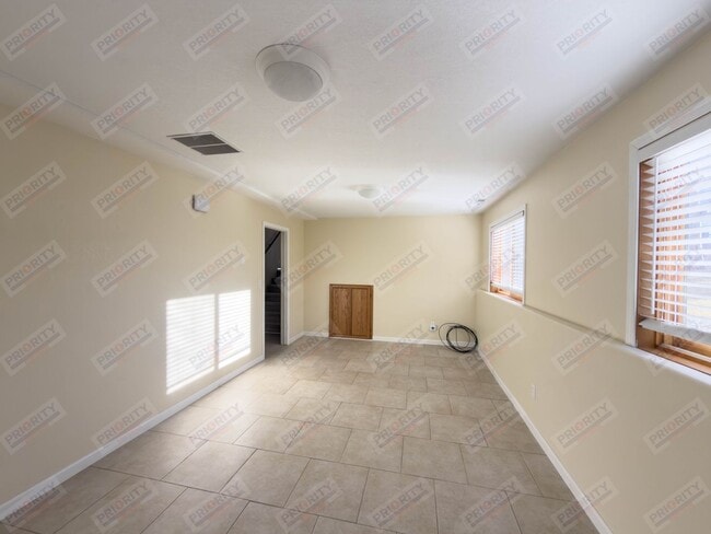 Building Photo - 3 bedroom, 2.5 bath Single-Family Home