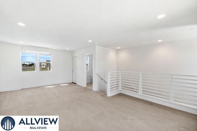 Building Photo - Gorgeous 4 Story Townhome Available in the Highly Desired 17 West Community!