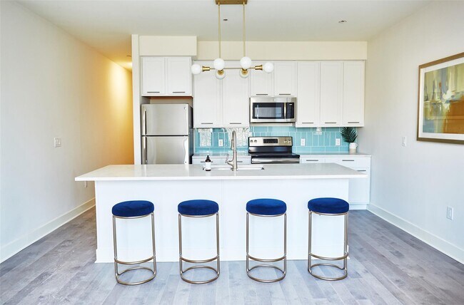 Building Photo - 20 Burling Ln
