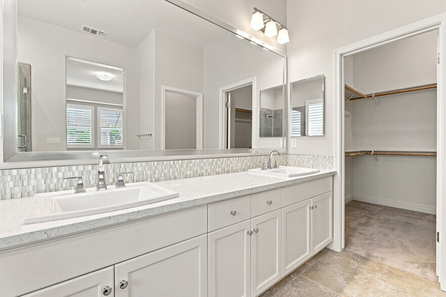 Building Photo - 2964 Bluffs Dr