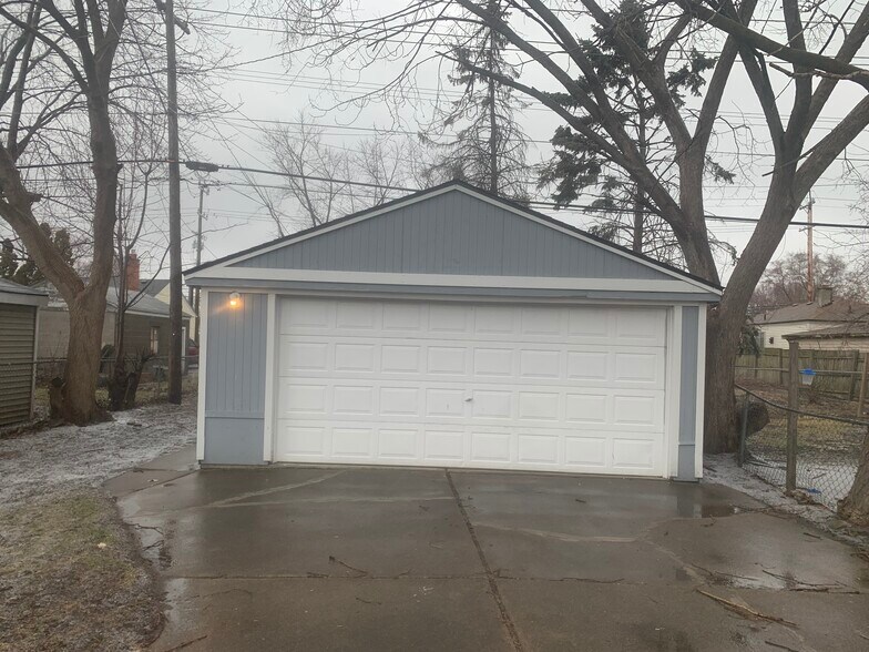 1.5 detached garage - 11055 Chapp Ave