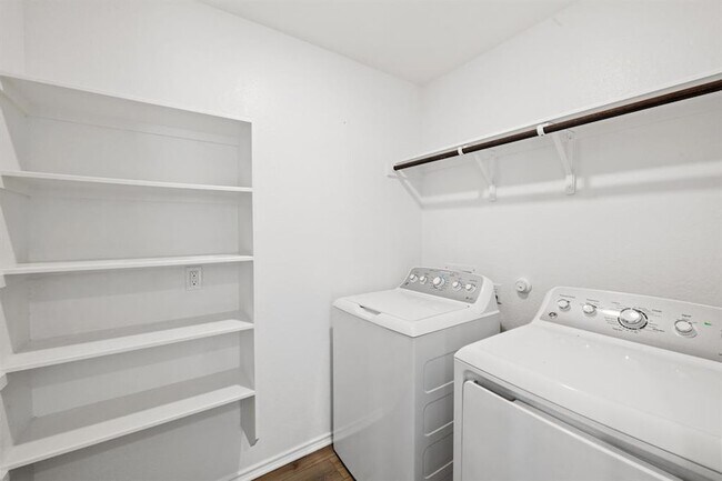 Building Photo - 215 Silver Springs Bend