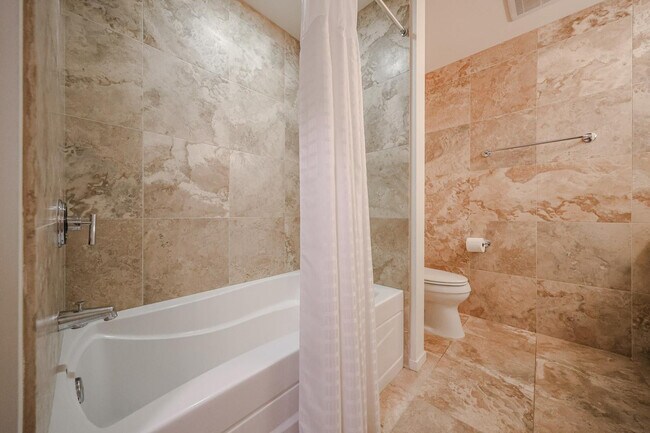 Building Photo - 7121 E Rancho Vista Dr