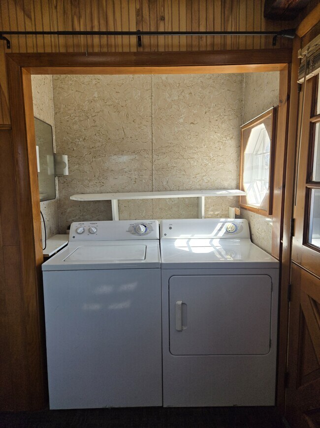 Building Photo - 54 Maple St