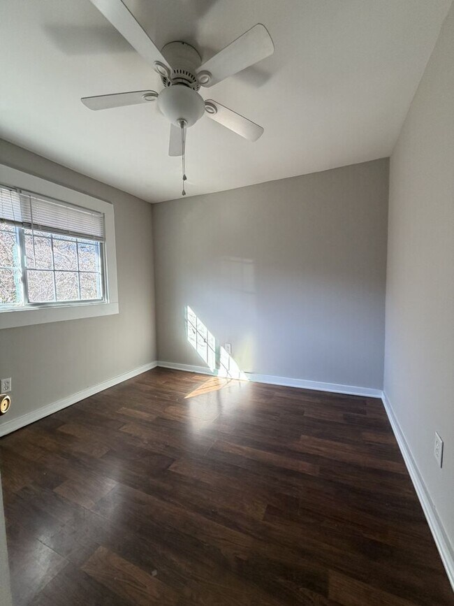 Building Photo - Fully Gated 3 Bed 2 Bath Plus Bonus Room