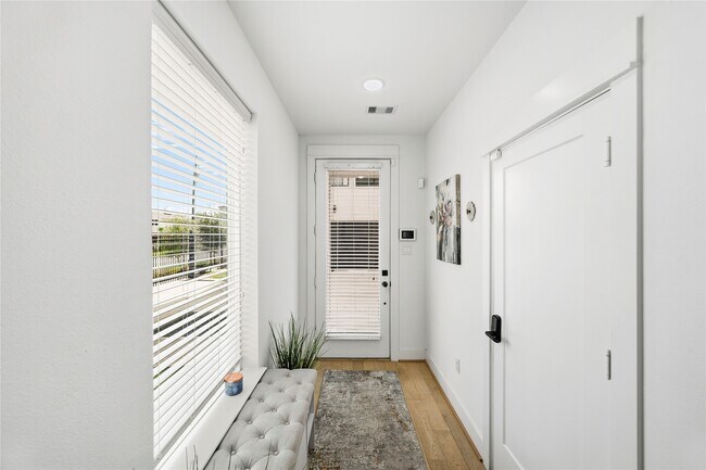 Building Photo - 2502 Tuam St