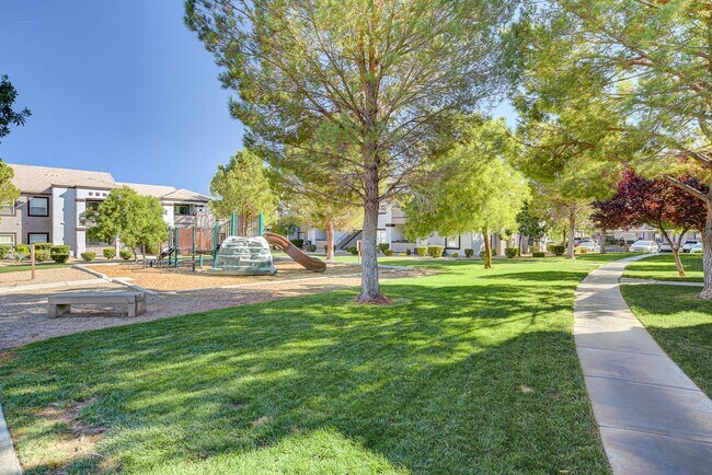 Building Photo - Charming 1 bedroom Condo with full size Ga...
