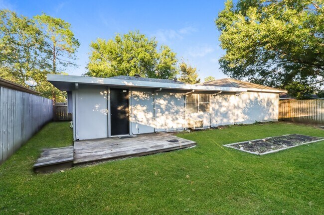 Building Photo - 16310 Forest Bend Ave