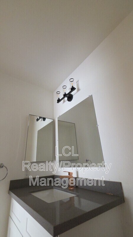 Building Photo - 1452 E 5th St