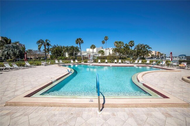 Building Photo - 7300 Sun Island Dr S