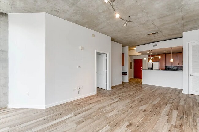 Building Photo - 360 Nueces St