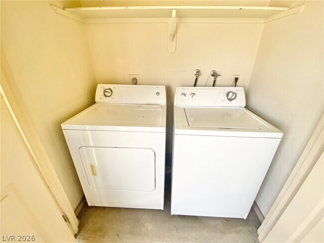 Building Photo - 5081 River Glen Dr