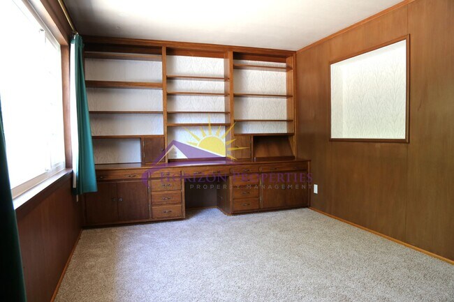 Building Photo - Unique 3 Bed 2 Bath + 2 bonus rooms 1,639 ...