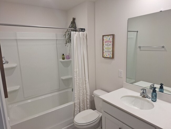 Building Photo - Lovely Four Bedroom Home  Appropriately 5 Minutes Away from Gate Ft Jackson and 30 Minutes from S...