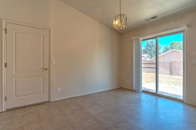 Building Photo - 3 Bedroom 2 bathroom home located near the...