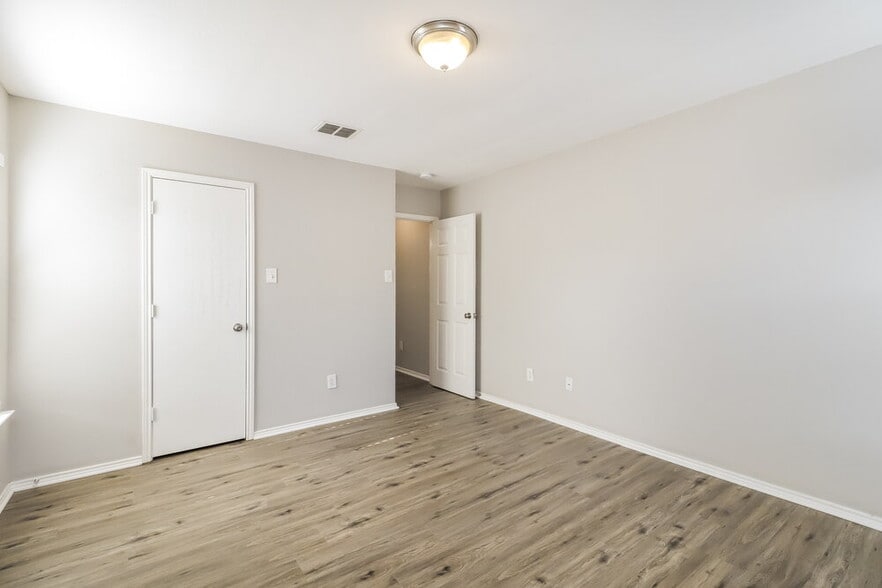 Building Photo - 4649 Sea Ridge Dr