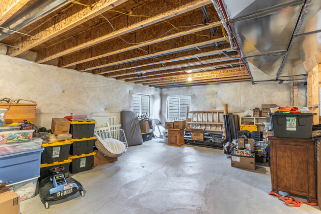 Building Photo - 948 S Old Farm Rd