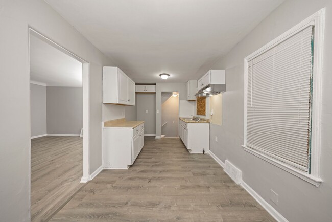 Building Photo - 3 bedroom newly renovated $1250