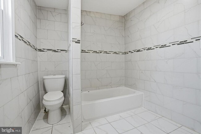 Building Photo - 411 Tree St