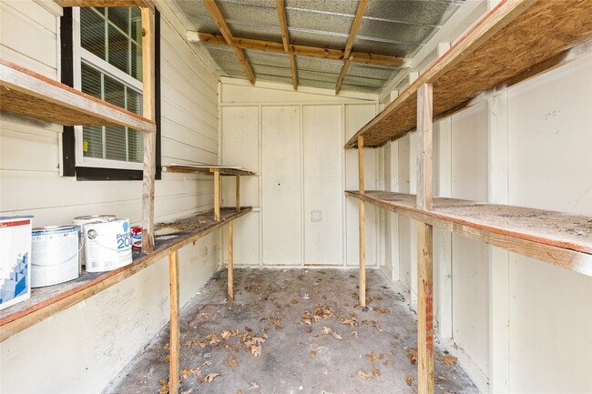 Building Photo - 16643 Lake Cir