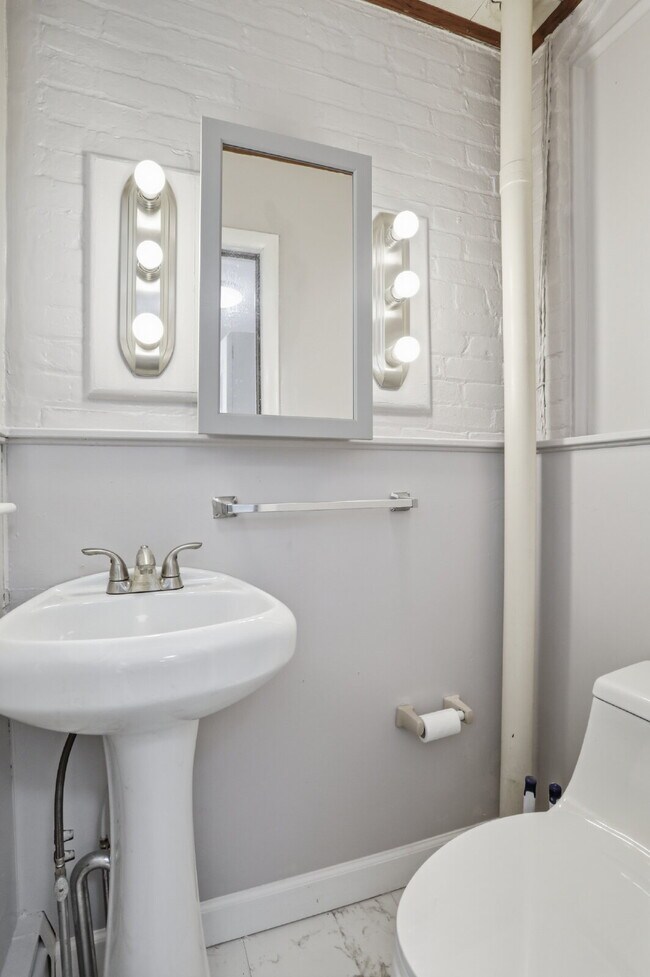 Building Photo - Beautiful Duplex with Charm