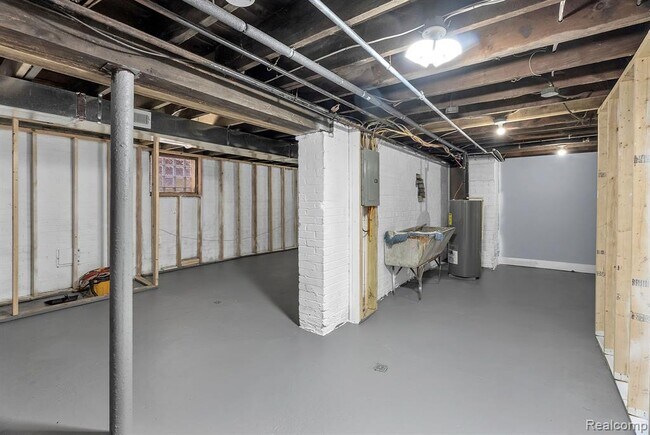 Building Photo - 3273 Cortland St