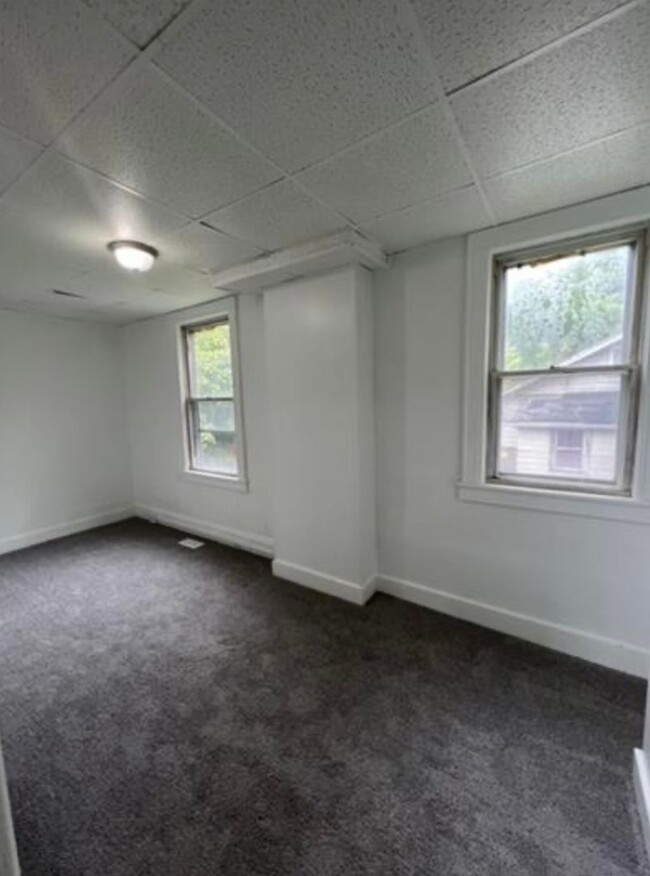 Building Photo - Expansive East End Townhome! Large Bedroom...