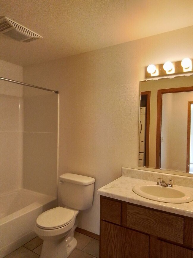 Building Photo - 719 S Church Ave