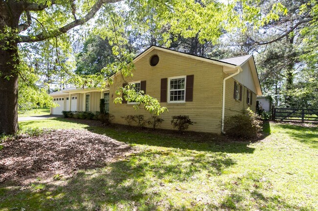 Building Photo - COMING SOON - 3 Bedroom 2 Bathroom Open Floorplan