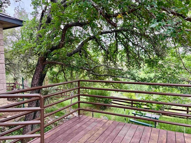 Building Photo - 512 Side Saddle