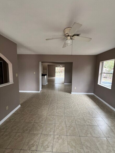 Building Photo - 4324 Hedge Dr N