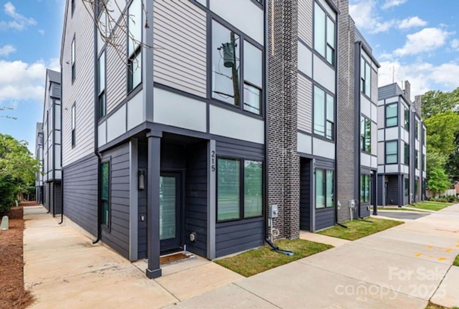 Building Photo - 215 Freeland Ln