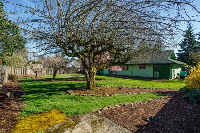 Building Photo - GREAT LOCATION!!! Single Level 3 bedroom 2...